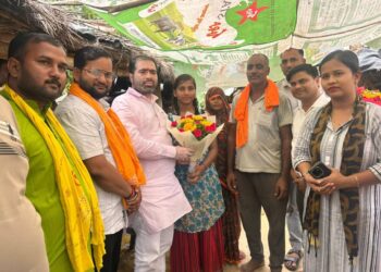 जापान से लौटी पूजा को राज्य मंत्री ने गांव पहुंचकर किया सम्मानित