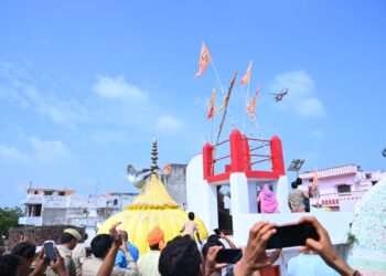 शिवमय हुआ लोधेश्वर धाम: हेलीकॉप्टर से हुई पुष्प वर्षा, भावविभोर हुए शिव भक्त