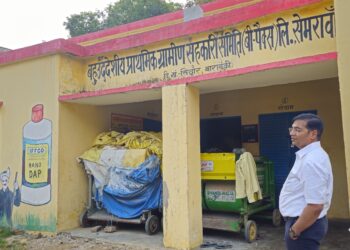 बाराबंकी पहुंची यूरिया की बड़ी खेप, 30 केंद्रों पर शुरू हुई आपूर्ति