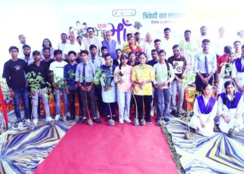 त्रिवेणी रोपण के साथ हरियाली का संकल्प, मा० वन मंत्री डॉ. अरुण कुमार सक्सेना ने दिया पर्यावरण संरक्षण का संदेश