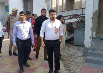 डीएम ने कस्तूरबा गांधी बालिका विद्यालयों का लिया जायजा, शिक्षा व व्यवस्था सुधारने के दिए निर्देश