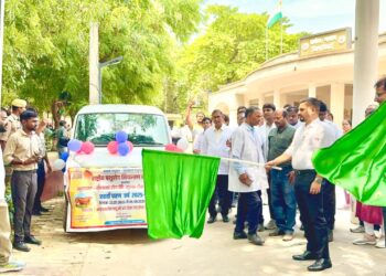 एफएमडी टीकाकरण अभियान की शुरुआत, डीएम ने दिखायी हरी झंडी