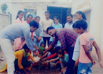 हरियाली बढ़ाने के लिए युवाओं संग प्रबंध-निदेशक ने लगाए पौधे