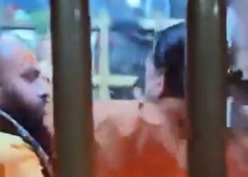 विंध्यवासिनी धाम में पंडों के बीच जमकर चले लात-घूंसे, मूकदर्शक बने रहे पुलिसकर्मी