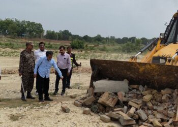 लखनऊ में अवैध प्लाटिंग पर चला बुलडोजर, मेट्रो सिटी समेत चार कॉलोनियां जमींदोज