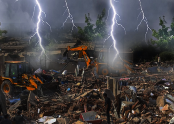 भारी बारिश में भी नहीं रुका बुलडोजर, तोड़े गए कई मकान