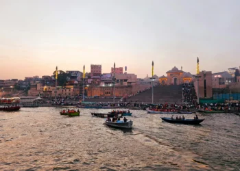 वाराणसी के मणि कर्णिका से तुलसी घाट तक गंगा उल्टी क्यों बहती हैं, जानें इसके पीछे का रहस्य ?