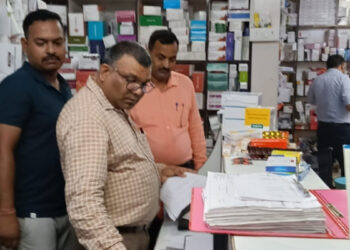 अमीनाबाद मेडिसिन मार्केट में छापेमारी: दो एजेंसियो को नोटिस जारी 1.10 लाख की नॉरकोटिक्स दवाएं सील