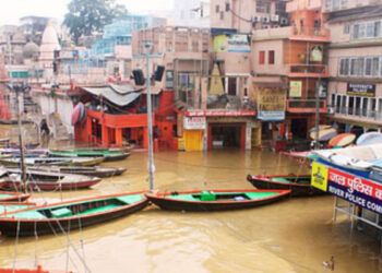 वाराणसी में प्रति घंटे दो सेंमी घट रहा गंगा का जलस्तर
