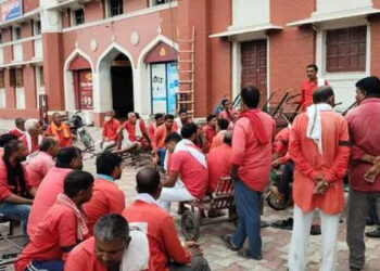 चारबाग स्टेशन पर जन सुविधा केंद्र खुलने के खिलाफ कुलियों का विरोध प्रदर्शन