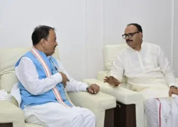 ठाकुर विधायकों की बैठक और गैर-ठाकुर नेताओं की नजदीकियों से गरमाई यूपी की सियासत