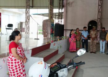 सड़क हादसों में बुझीं चार जिंदगियां, छात्रों ने कैंडल जलाकर दी श्रद्धांजलि