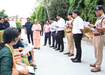 जनता की समस्याओं के समाधान में हीलाहवाली बर्दाश्त नहीं : सीएम योगी