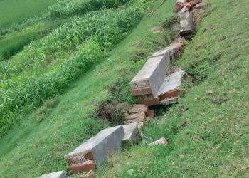 पहली बारिश में ढही बाउंड्री, सड़क बनी तालाब – पीडब्ल्यूडी की अनोखी कारीगरी