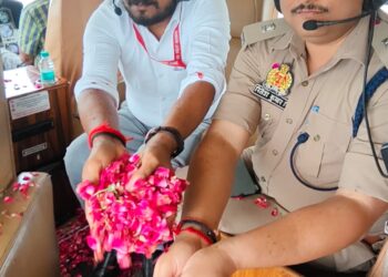 अवसानेश्वर महादेव मंदिर पर हेलीकॉप्टर से हुई पुष्पवर्षा, भक्तिमय माहौल में गूंजा हर-हर महादेव