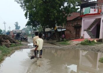 प्रशासन खामोश, जलभराव से राह गुजरना मुश्किल