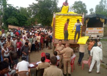 खाद की किल्लत पर भड़के किसान, ट्रक के पास धरना; आत्मदाह की कोशिश, PAC तैनात