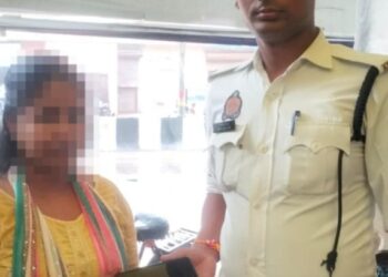 महिला का खोया मोबाइल लौटाकर यातायात सिपाही ने जीता दिल