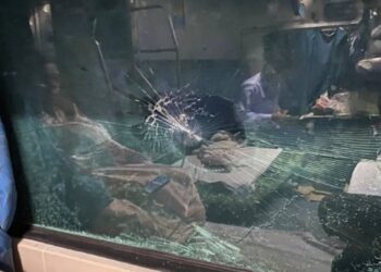 अटरिया स्टेशन के पास पीलीभीत-गोरखपुर एक्सप्रेस पर पथराव, एसी कोच का शीशा टूटा