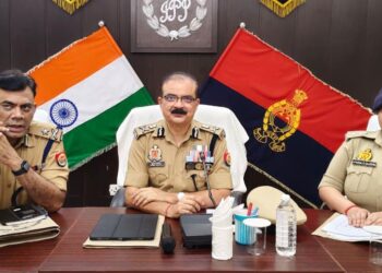 ट्रेनी सिपाहियों का दोस्त बन एडीजी ने साथ किया भोजन और अपराधियों से निपटने के सिखाए दांव