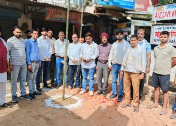 बड़ेल चौराहा स्थित मीडिया कार्यालय पर ध्वजारोहण