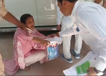 डीएम की गाड़ी के सामने बैठ गई पीड़िता, बोली– नहीं मिला न्याय तो करूंगी आत्मदाह