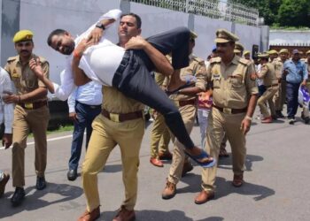 69 हजार शिक्षक भर्ती: अभ्यर्थियों ने बेसिक शिक्षा मंत्री के आवास पर किया प्रदर्शन, पुलिस उठा-उठाकर ले गई