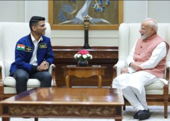 शुभांशु शुक्ला ने प्रधानमंत्री मोदी से की मुलाकात, भेंट किया अंतरिक्ष तक गया तिरंगा