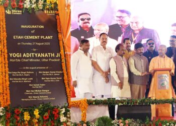 योगी बोले– मुगलों और अंग्रेजों ने लूटा, कांग्रेस-सपा ने पहचान छीनी