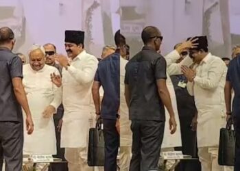 मदरसा बोर्ड के कार्यक्रम में सीएम नीतीश ने टोपी पहनने से किया इनकार! शिक्षकों ने किया हंगामा