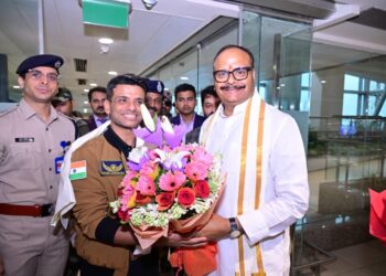 एयरपोर्ट पर देश के गौरव शुभांशु शुक्ला का डिप्टी सीएम ने किया भव्य स्वागत, बोले– प्रदेश की असली पूंजी हैं युवा