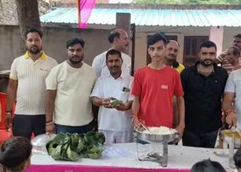 बाबा परमहंस धाम टीकरमाफी में हुआ प्रसाद वितरण, श्रद्धालुओं की लगी लंबी कतारें