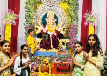 आकर्षक पूजा पंडालों में विराजे गजानन, स्तुति में भक्त हुए लीन