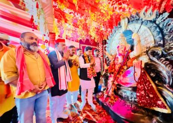 रंगीन रोशनी और थापों के बीच बजी डांडिया की धुन, बाराबंकी में महोत्सव का सांस्कृतिक आनंद