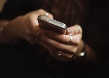 महिला का मोबाइल चार्जिंग से गायब, थाने में दी चोरी की तहरीर