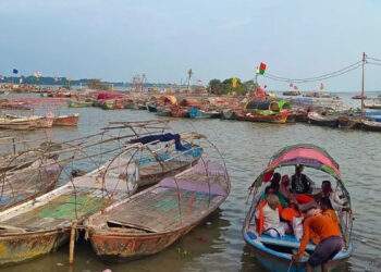 प्रयागराज में फिर उफान पर गंगा-यमुना, वाराणसी में भी तेजी से बढ़ रहा है नदियों का जलस्तर