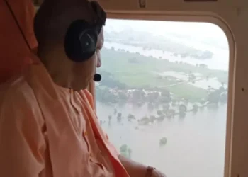 सीएम योगी ने गाजीपुर में हवाई सर्वे कर परखे बाढ़ के हालात, कहा- पीड़ितों को तुरंत पहुंचाएं सहायता