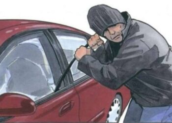 कार का शीशा तोड़कर अज्ञात चोर ले उड़ा बैंक कर्मचारी का बैग