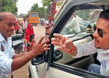 ट्रैफिक पुलिसकर्मी से भिड़ा भाजपा एमएलसी का बेटा, वीडियो वायरल
