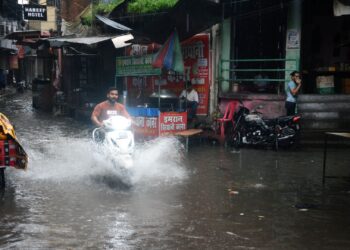 राजधानी में दिनभर की बारिश से जलभराव, अंडरपास में फंसी गाड़ियां, मंदिर की दीवार गिरी