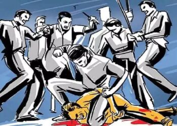 बाइक सवार युवकों पर दबंगों का हमला, लात-घूसों से पीटकर दी जान से मारने की धमकी
