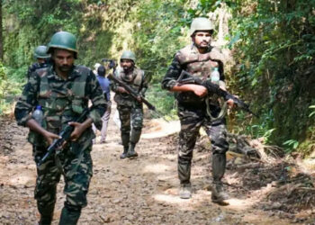 बीजापुर में सुरक्षाबलों और नक्सलियों के बीच मुठभेड़, दो जवान घायल