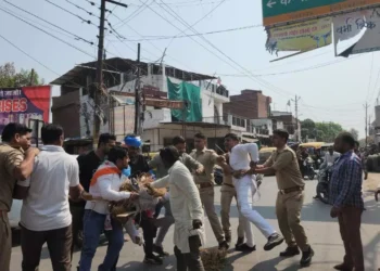 इटावा में भाजपा-कांग्रेस कार्यकर्ताओं के बीच झड़प, पथराव में कई घायल, आठ कांग्रेसी हिरासत में