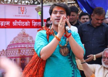 मथुरा में बागेश्वर बाबा ने दिया बड़ा बयान, कहा- मंदिरों और मस्जिदों में बजाए जाए राष्ट्रगीत