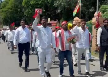 समाजवादी पार्टी का प्रदर्शन, खाद संकट को लेकर सड़क पर उतरे कार्यकर्ता