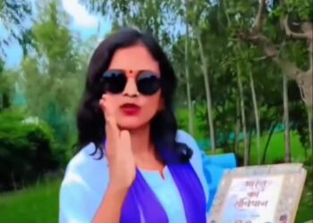 मनुस्मृति पैरों तले! सवाल ये—अधिकार किसने दिया, हिम्मत कहां से आई?