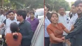 बोनट पर चढ़कर रुकवाई कार, गुस्साई पत्नी ने बीच सड़क पति को थप्पड़ों से पीटा