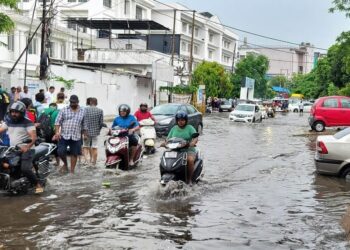 दो घंटे की बारिश में जलमग्न हुई राजधानी लखनऊ, सड़कें बनीं तालाब