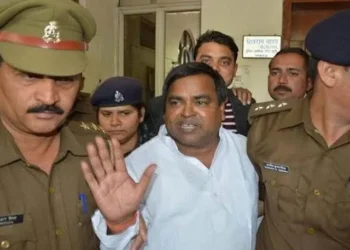 लखनऊ जेल में बंद पूर्व मंत्री गायत्री प्रजापति पर जानलेवा हमला