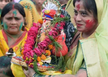 नगर भ्रमण को निकले गणपति, गोमती में किया स्नान